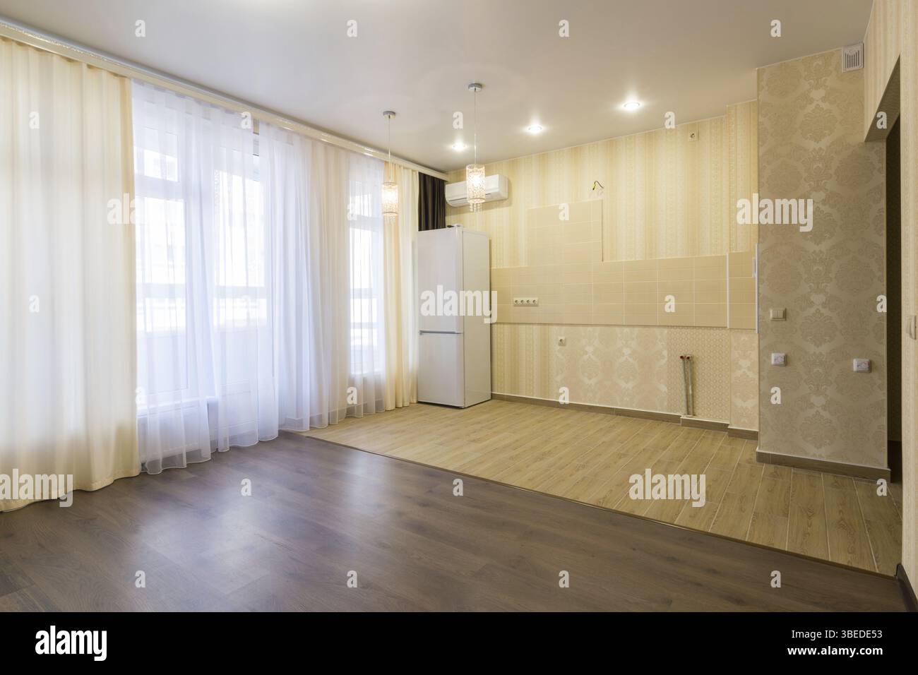 Interieur renoviert Küche kombiniert mit einem Wohnzimmer, unmöbliert Stockfoto