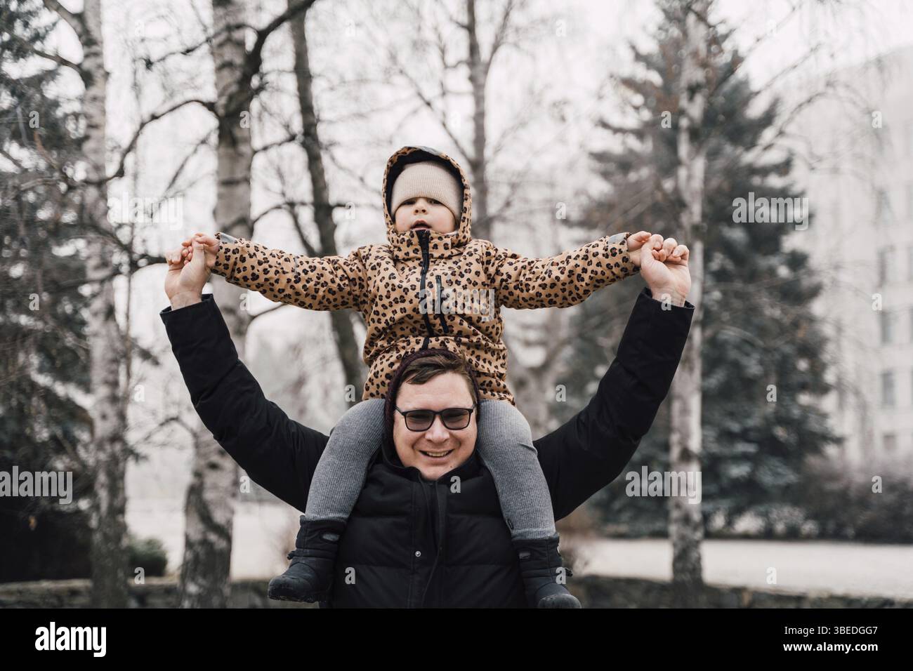 Vater spielt draußen mit Kind. Glückliche Erziehung, Familienbindung. Kleinkind Vorschulmädchen Tochter mit Vater auf den Schultern. Stockfoto