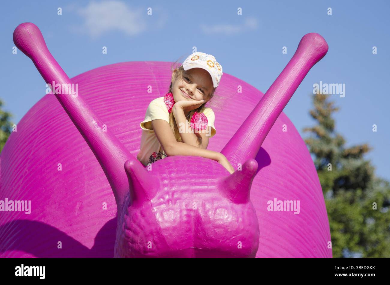 Moskau, 10. August 2015: Sechs-jährige Mädchen auf eine rosa Schnecke zeigen ENEA in Moskau Stockfoto