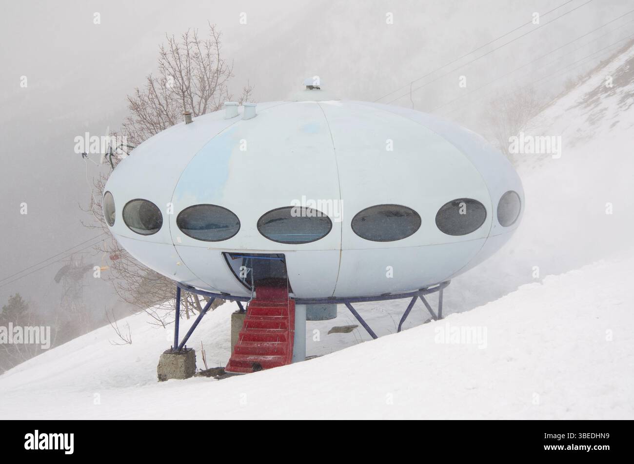Dombay, Russland - 7. Februar 2015: Das Hotel &quot, Plate&quot, befindet sich auf einer Höhe von 2250 Metern auf dem Berg Mussa-Achitara, in der kleinen Stockfoto