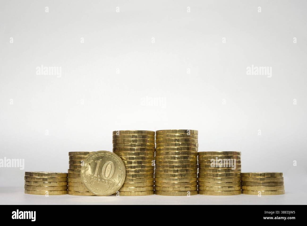 Sechs Stapel von Münzen zunehmender Höhe symmetrisch auf einem weißen Hintergrund, pockennarbige steht am Rande des russischen 10-Rubel-Münze Stockfoto