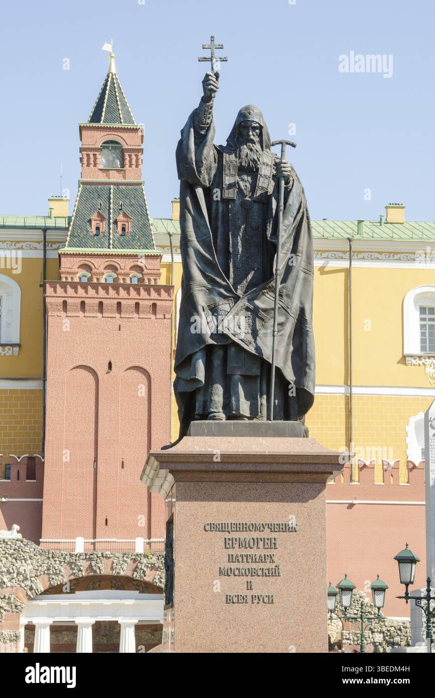 Moskau, Russland - 11. August 2015: Denkmal Hieromartyr ermogen, Patriarch von Moskau und ganz Russland, im Alexandergarten Moskauer Kreml Stockfoto