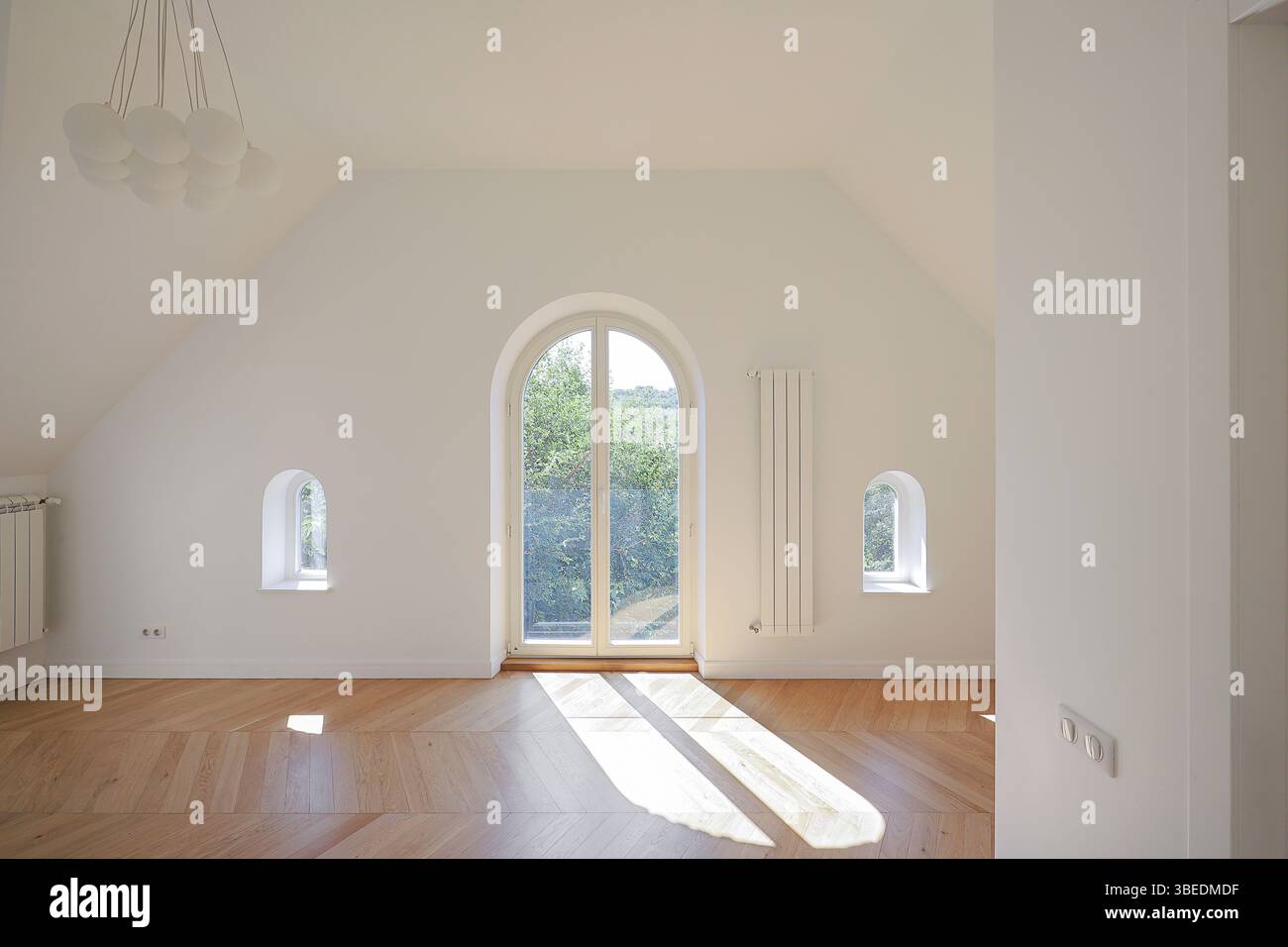 Leeres neues Zimmer mit weißen Wänden und Fenstern Stockfoto