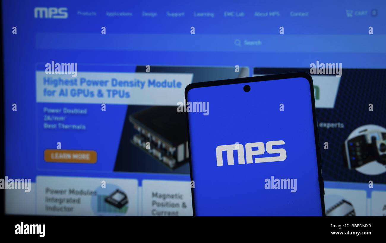 Smartphone mit MPS Inc-Logo vor einem Computerbildschirm mit blauer Produktschnittstelle Stockfoto