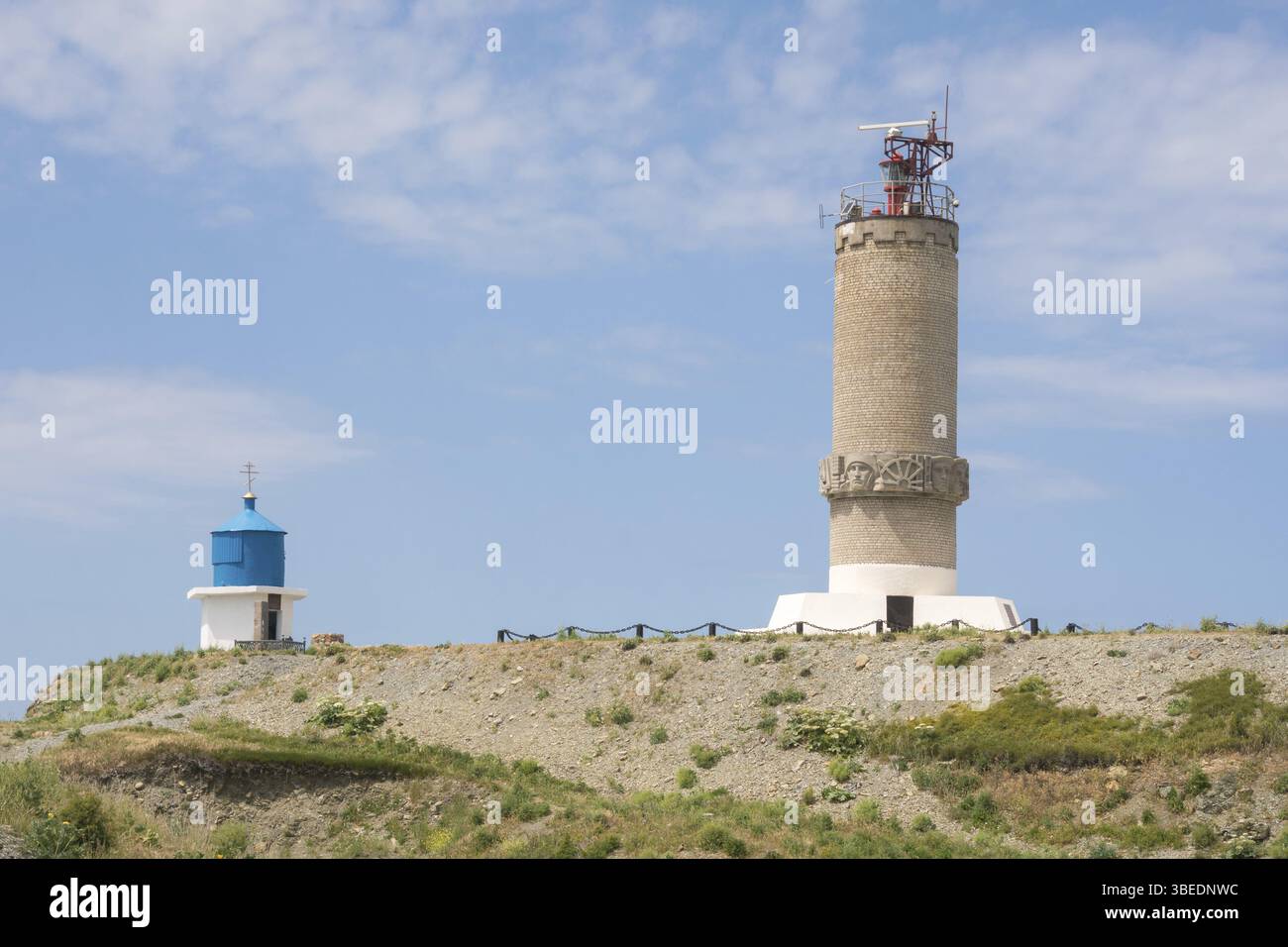 Big Utrish, Russland - 17. Mai 2016: Denkmal für den Leuchtturm und eine Kapelle auf der Insel Utrisch, erbaut 1975 zu Ehren aller Seeleute Asov-Black Stockfoto