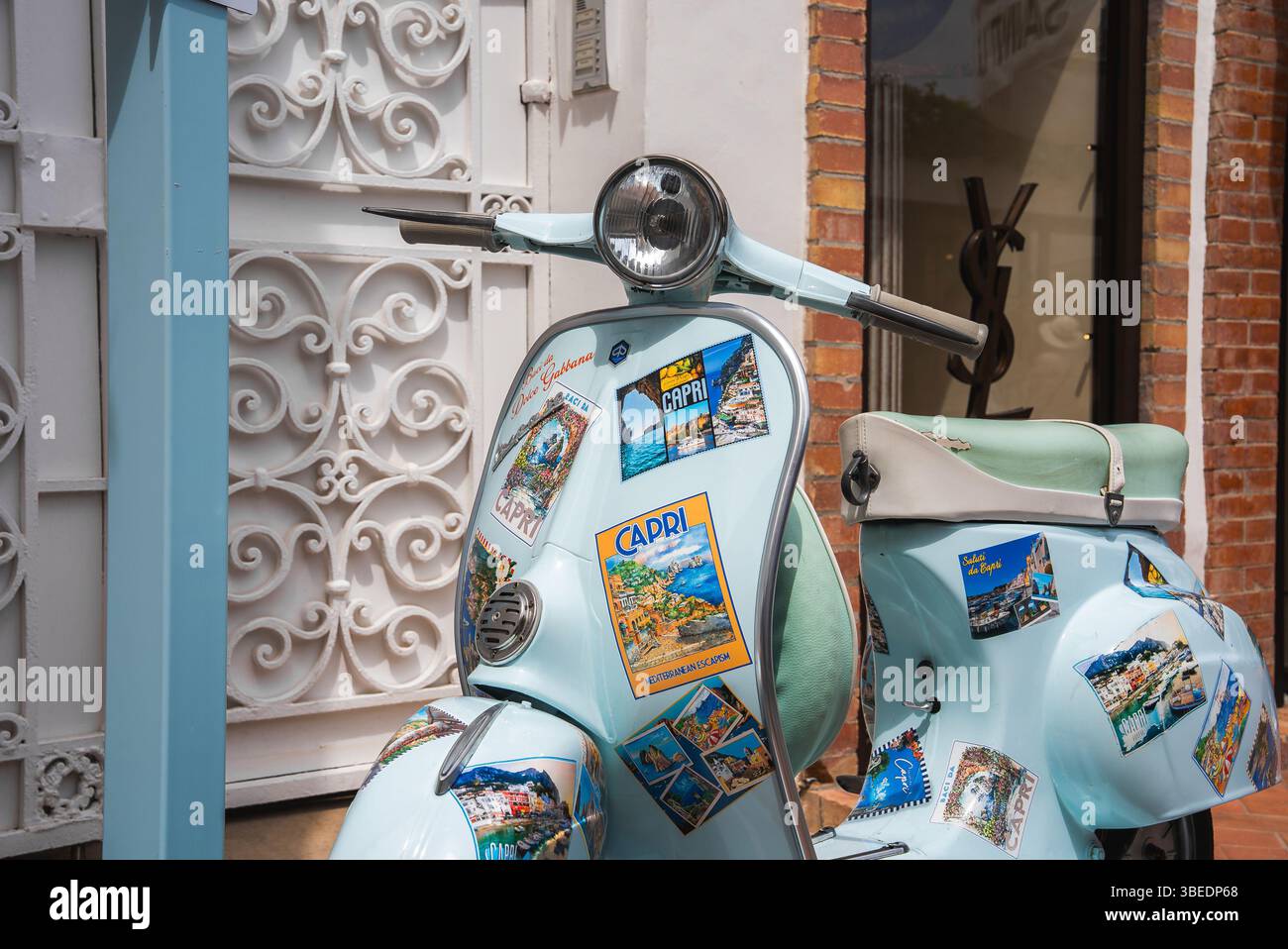 Hellblauer Vintage Roller mit Aufklebern in Capri, Italien Stockfoto