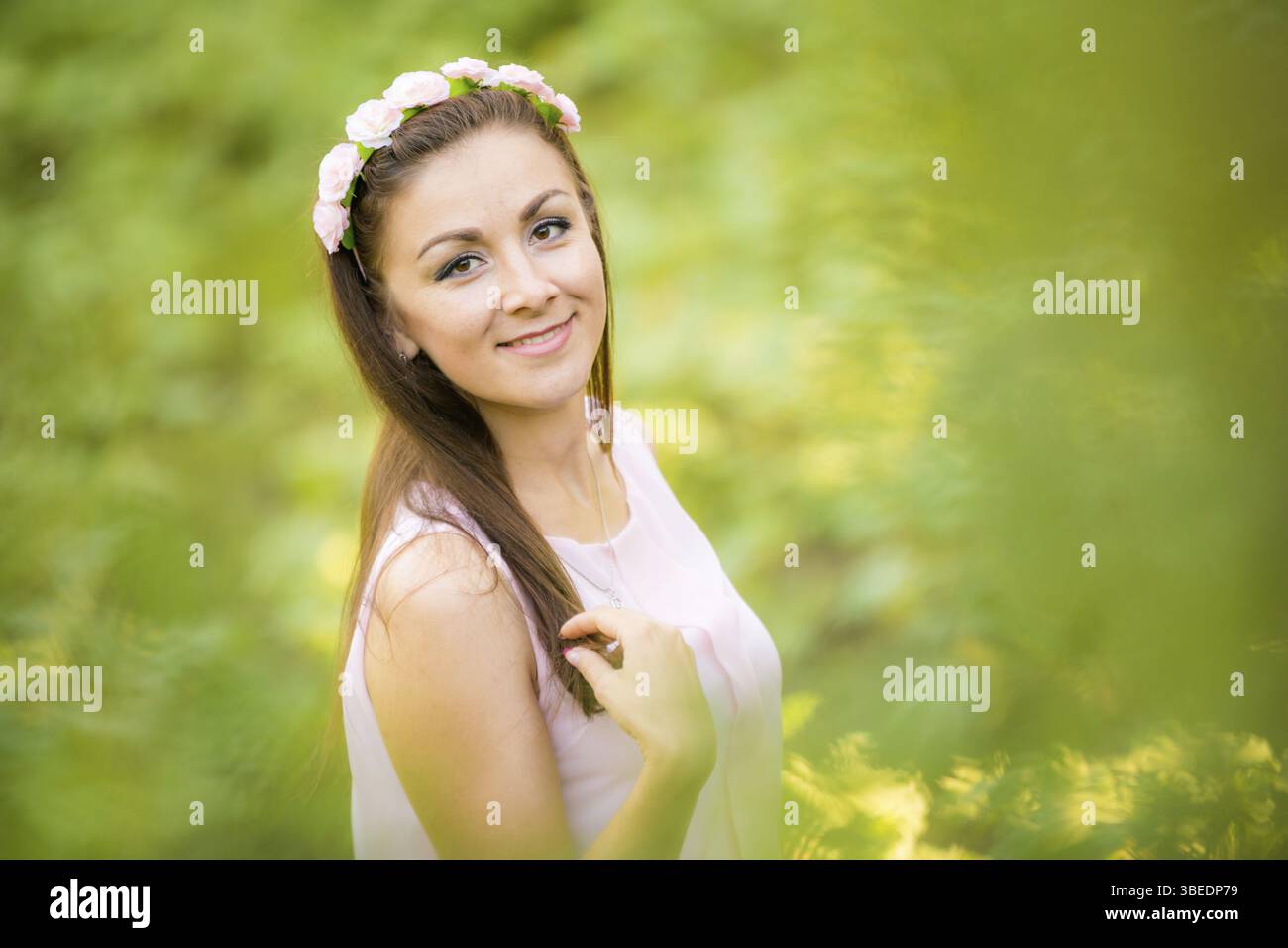Porträt eines jungen schönen Mädchens auf einem unscharfen Hintergrund von Laub Stockfoto