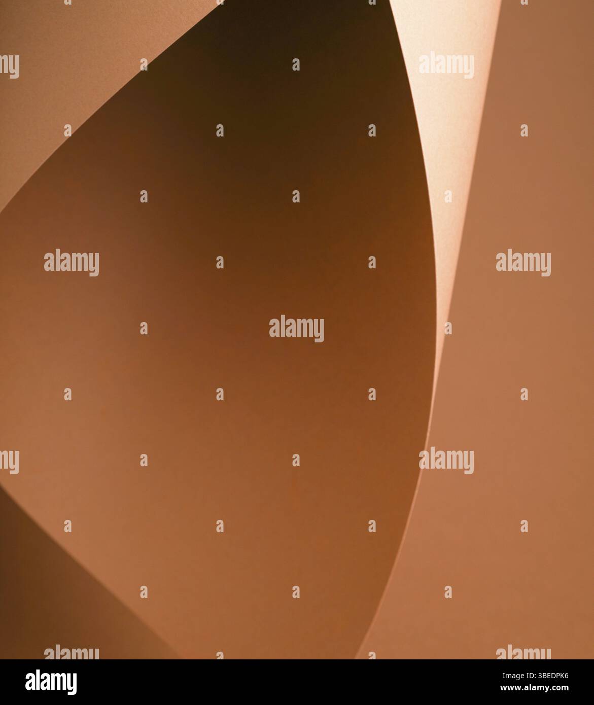 Der bunte Hintergrund aus braunem Papier mit Schatten. Abstrakte Geometrie Stockfoto