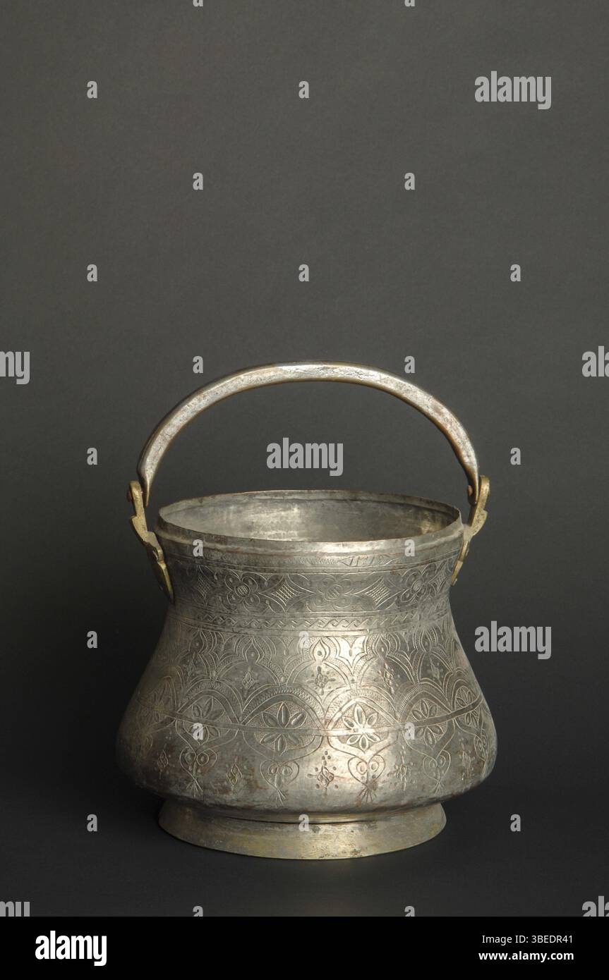 Alte Metallschale auf dunklem Hintergrund. Antikes Geschirr aus Bronze Stockfoto