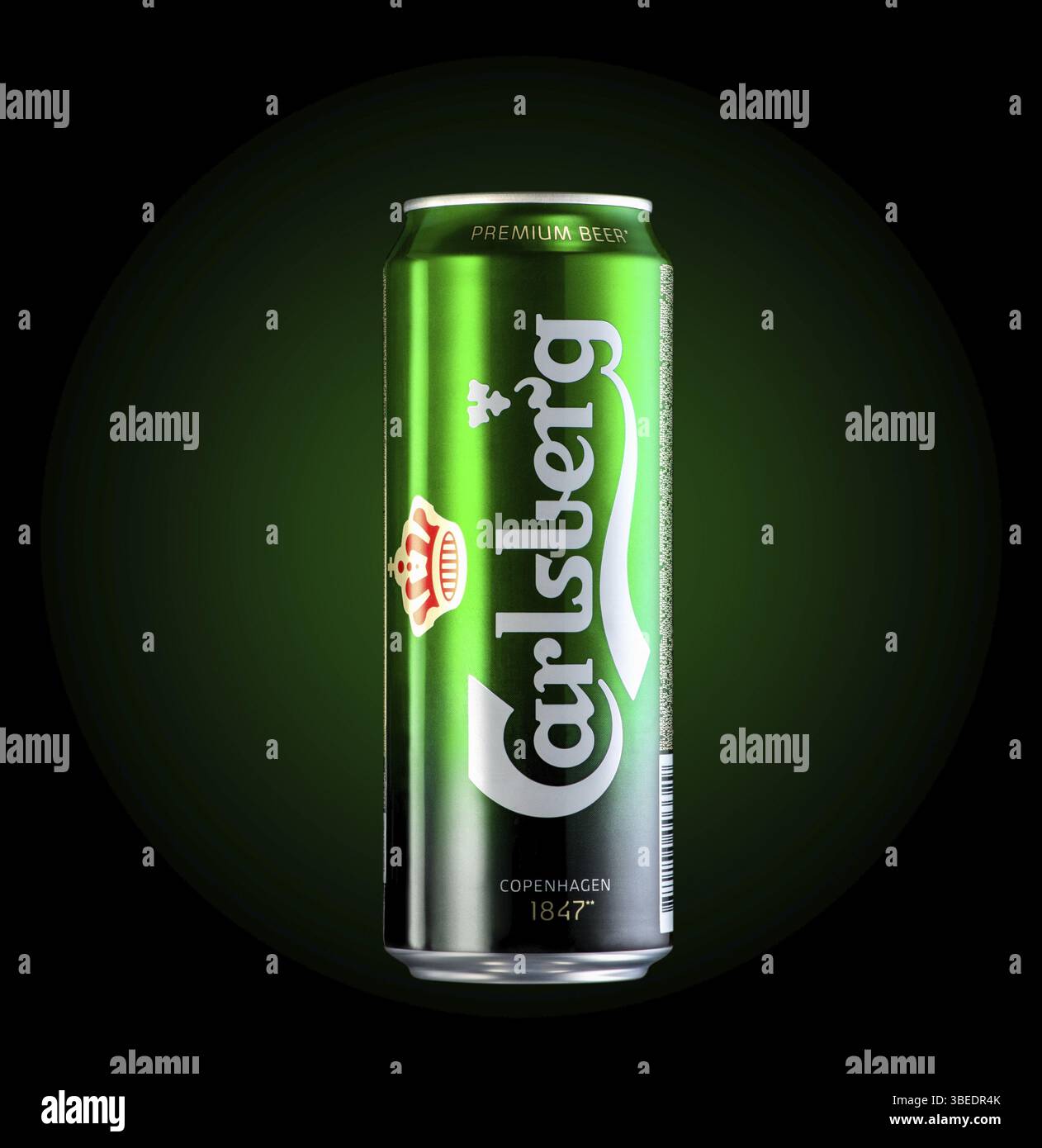 Almaty, Kasachstan - Oktober 11, 2019: Bier Carlsberg auf grünem Hintergrund mit Beleuchtung. Werbung eine Marke von Bier Stockfoto