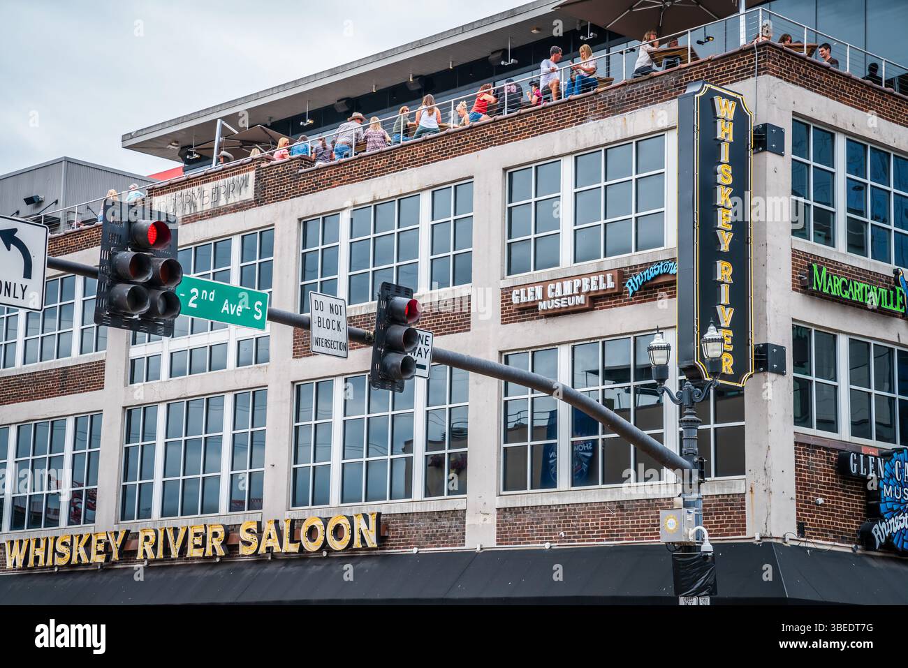 13. Oktober 2023, Nashville, TN: Ein Gebäude mit dem beliebten Whiskey River Saloon und anderen Bars an der Broadway Street in der Innenstadt von Nashville Stockfoto