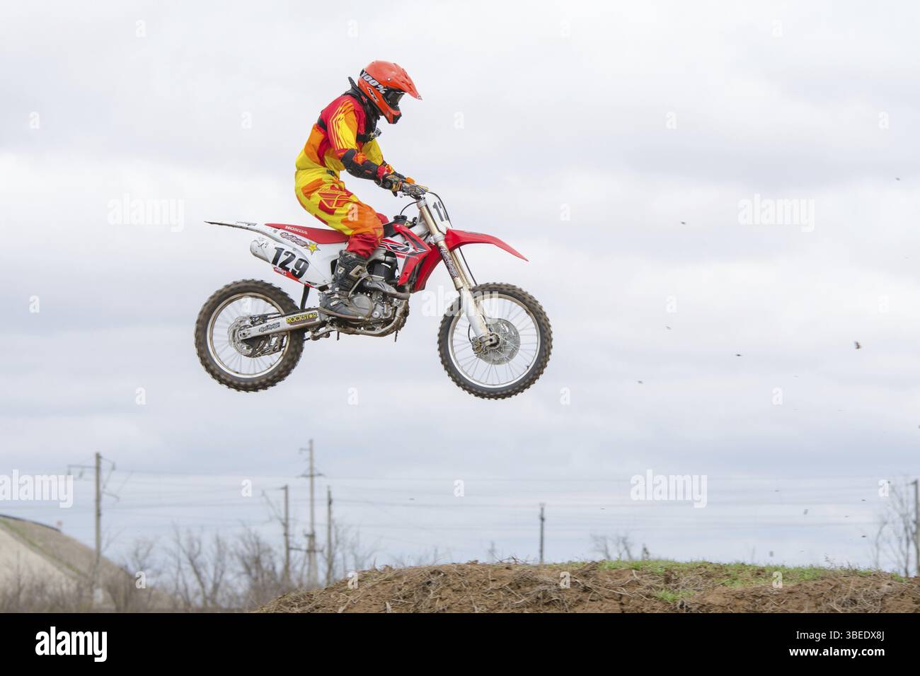 Wolgograd, Russland - 19. April 2015: Motorradrennfahrer springt auf dem Trampolin im Flug, auf der Bühne der Open Championship Motorcycle Cross Count Stockfoto