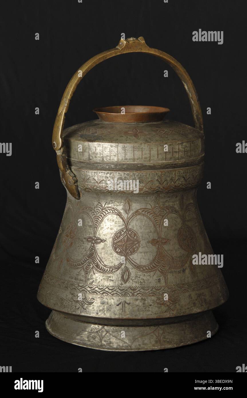 Alte Metallschale auf dunklem Hintergrund. Antikes Geschirr aus Bronze Stockfoto