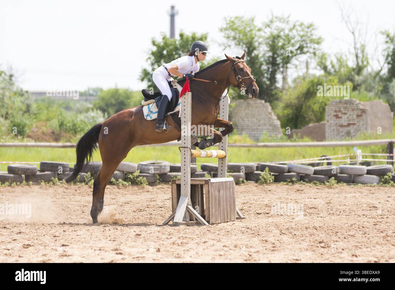 Wolgograd, Russland - 19. Juni 2016: Sportler auf Pferd springen über eine Hürde im Springwettbewerb, dem Moment der Trennung von der Erde Stockfoto