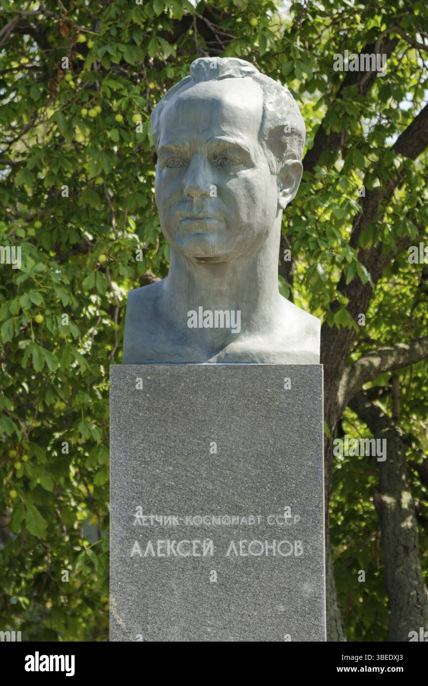 Moskau, Russland - 10. August 2015: Denkmal für Kosmonaut Alexej Leonow in der Allee der Kosmonauten am Denkmal &quot, Eroberer des Weltraums&quot, in M Stockfoto