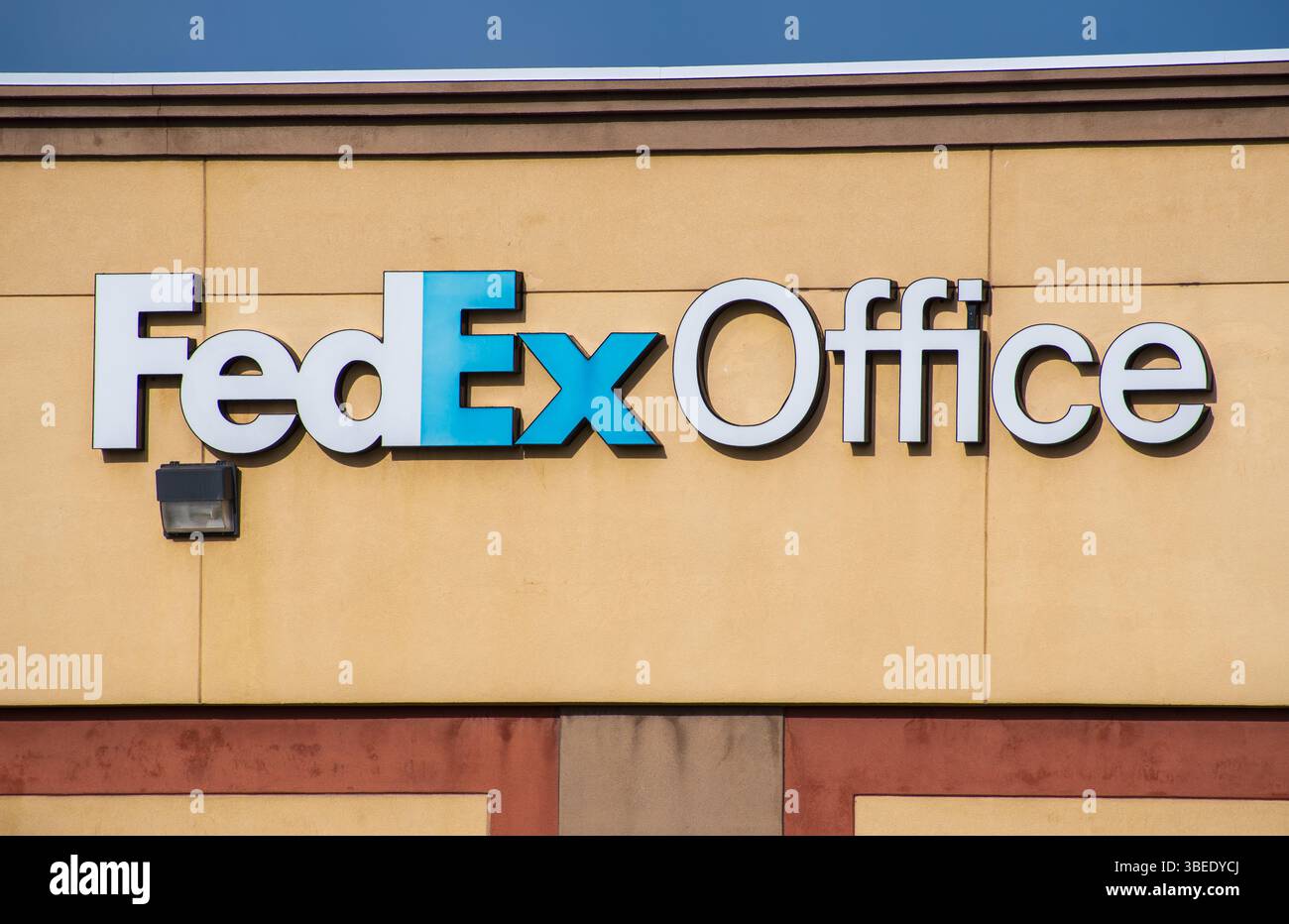 Spanish Fork, UT – 28. Mai 2025: Das Äußere eines FedEx Office Stores ist zu sehen. FedEx Office, eine Einzelhandelskette, bietet Druck-, Kopier- und Versanddienstleistungen an Stockfoto