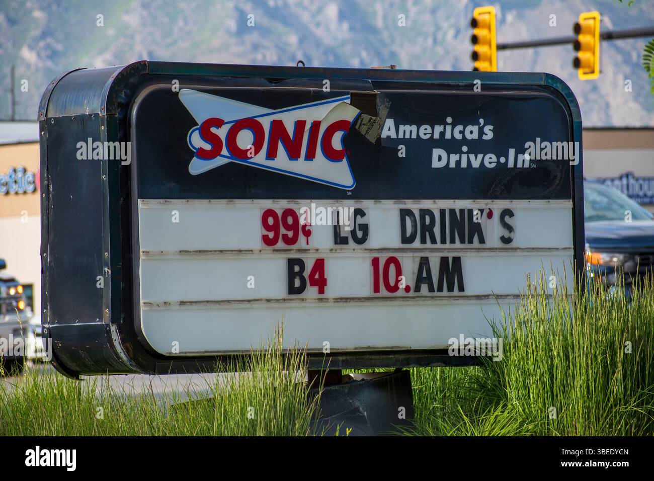Spanish Fork, UT, USA – 28. Mai 2025: Beschilderung vor einem Sonic Drive-in Restaurant in Spanish Fork, Utah, hebt die klassische US-amerikanische Fast-Food-Kette hervor. Stockfoto