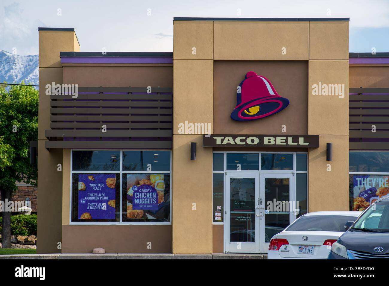 Spanish Fork, UT – 28. Mai 2025: Das Äußere eines Taco Bell Restaurants ist in Spanish Fork zu sehen. Taco Bell, eine amerikanische Fast-Food-Kette. Stockfoto