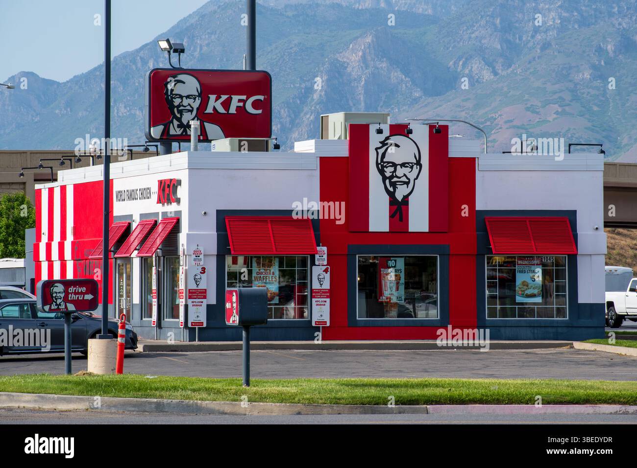 Spanish Fork, UT – 28. Mai 2025: Das Äußere eines KFC-Restaurants. KFC, eine amerikanische Fast-Food-Kette, ist auf gebratenes Hühnchen spezialisiert. Stockfoto