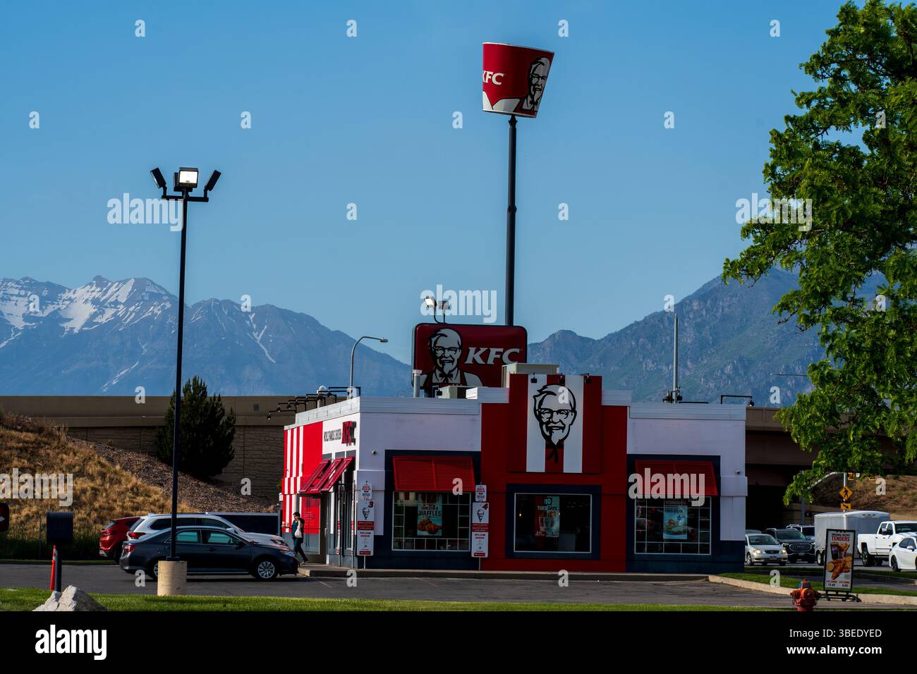 Spanish Fork, UT – 28. Mai 2025: Das Äußere eines KFC-Restaurants. KFC, eine amerikanische Fast-Food-Kette, ist auf gebratenes Hühnchen spezialisiert. Stockfoto