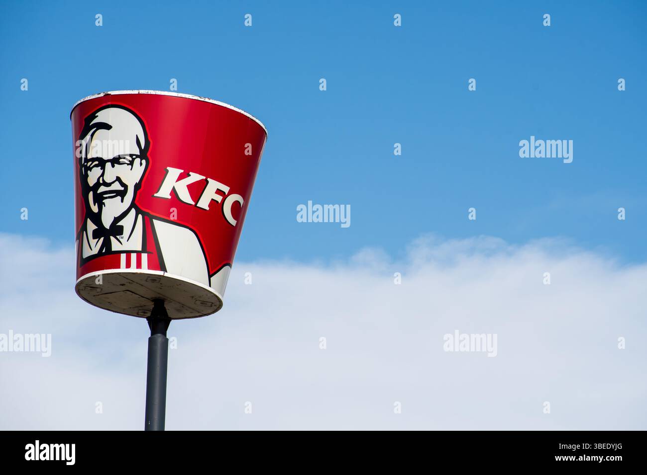 Spanish Fork, UT – 28. Mai 2025: Ein Hühnereimer steht an einer Stange vor einem KFC-Restaurant. KFC, eine amerikanische Fast-Food-Kette. Stockfoto
