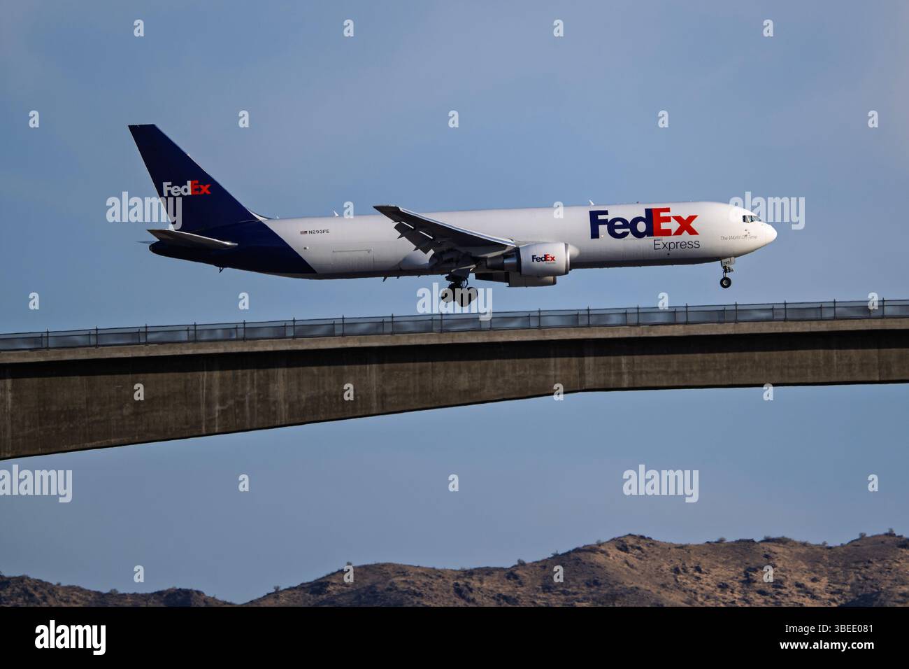 Flughafen Sky Harbor 5-24-2025 Phoenix AZ USA FedEx Express Boeing 767-300F N293FE Abendeinfahrt in Phoenix Sky Harbor Intl. Flughafen. Stockfoto