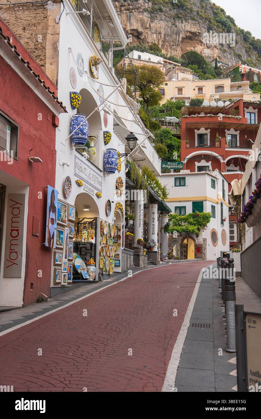 Charmante Straße in Positano, Italien mit farbenfroher Architektur Stockfoto