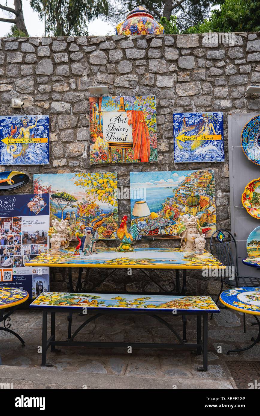 Handbemalte Keramikausstellung in der Kunstfabrik Pascal in Ravello, Italien Stockfoto