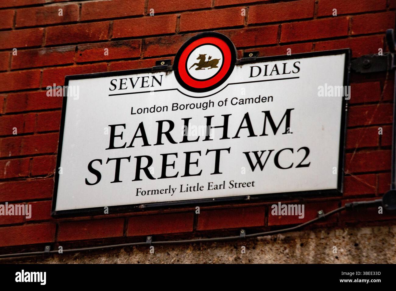 Straßenschild zur Earlham Street im Londoner Stadtteil Camden. Gelegen im historischen Viertel Seven Dials von London. Stockfoto Straßenschild zur Earlham Street im Londoner Stadtteil Camden. Gelegen im historischen Viertel Seven Dials von London. Stockfoto