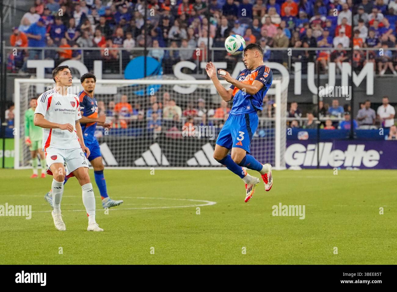 Cincinnati, Ohio, USA. Mai 2025. Der FC Cincinnati-Verteidiger Gilberto Flores (3) gewinnt während eines MLS-Spiels im TQL Stadium einen Clearing-Header. Credit: Trent Patterson/ZUMA Press Wire/ZUMA Wire/Alamy Live News Stockfoto
