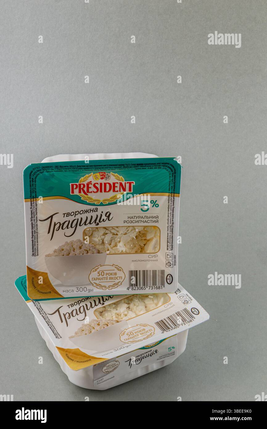 Lviv Ukraine 05.22.25 zwei Packungen Frischkäse liegen auf einer Ebenen Oberfläche und zeigen ihr frisches Aussehen. Die Etiketten markieren einen Fettgehalt von 5 % und Stockfoto