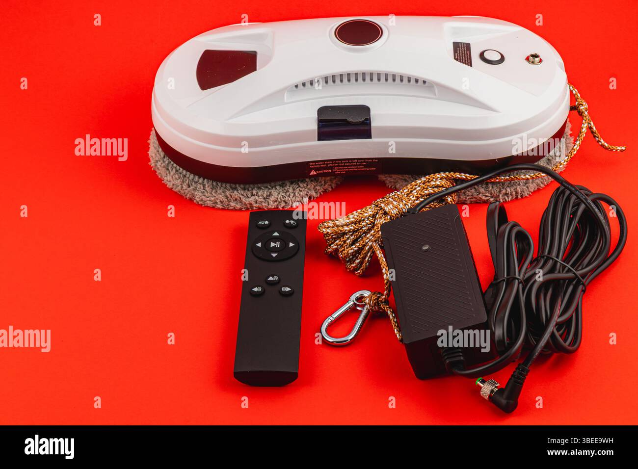 Lviv Ukraine 05.19.25 dieses elektrische Bodenreinigungsgerät wurde für eine mühelose Hauswartung entwickelt. Es umfasst eine Fernbedienung und einen Netzanschluss Stockfoto
