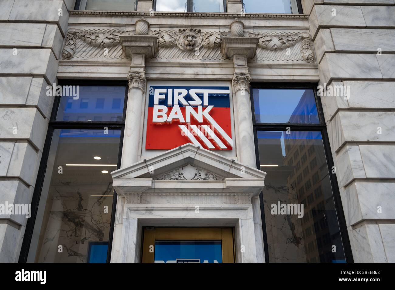 San Francisco, Usa. Mai 2025. First Bank Logo auf der Marmorfassade des Finanzinstituts in der Innenstadt, San Francisco, Kalifornien, 13. Mai 2025. (Foto: Smith Collection/Gado/SIPA USA) Credit: SIPA USA/Alamy Live News Stockfoto
