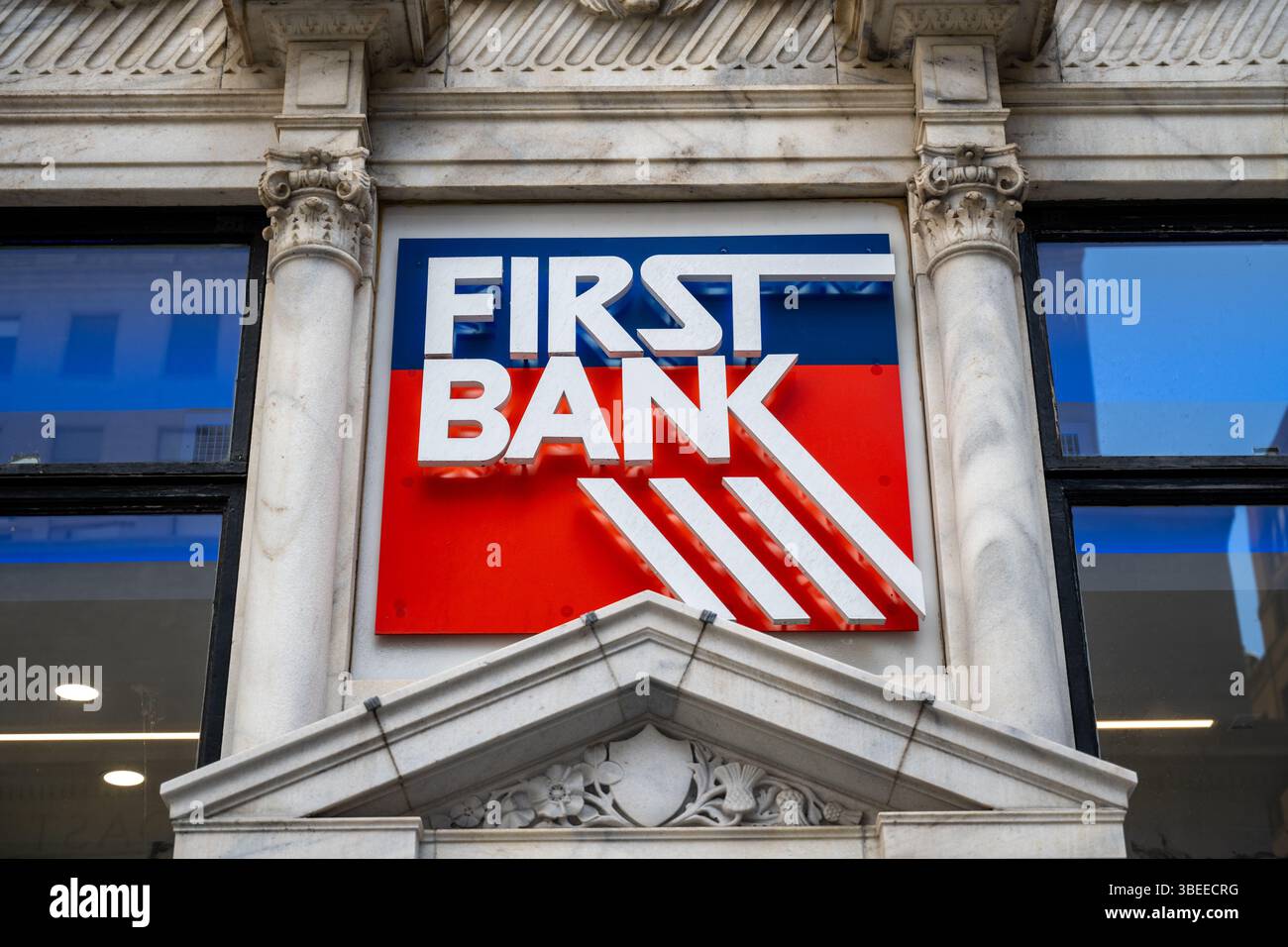 San Francisco, Usa. Mai 2025. First Bank Logo auf kunstvoller Steinfassade mit klassischen Säulen und Zierleisten, San Francisco, Kalifornien, 13. Mai 2025. (Foto: Smith Collection/Gado/SIPA USA) Credit: SIPA USA/Alamy Live News Stockfoto