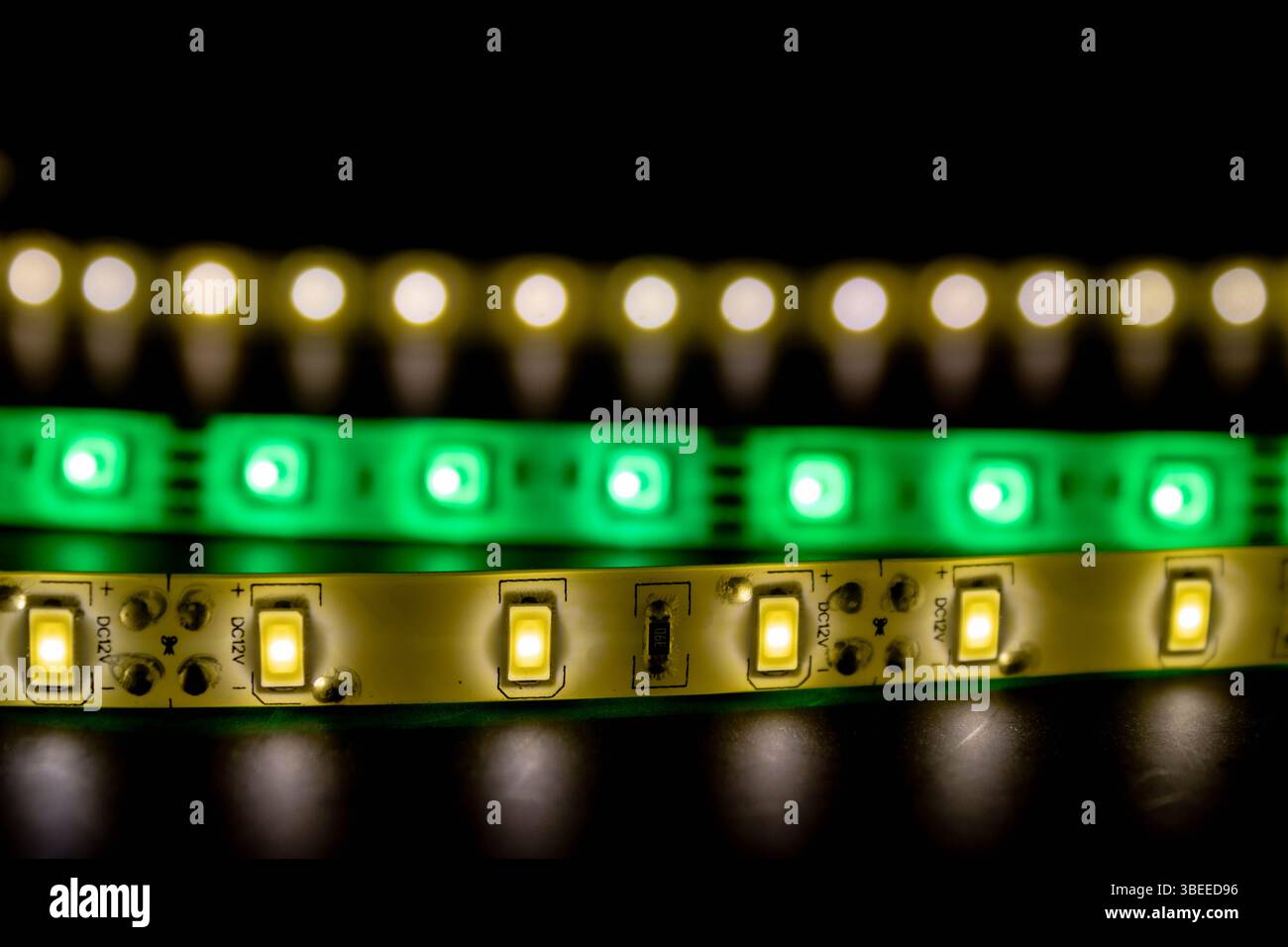 Nahaufnahme von LED-Streifen, die im Dunkeln leuchten Stockfoto