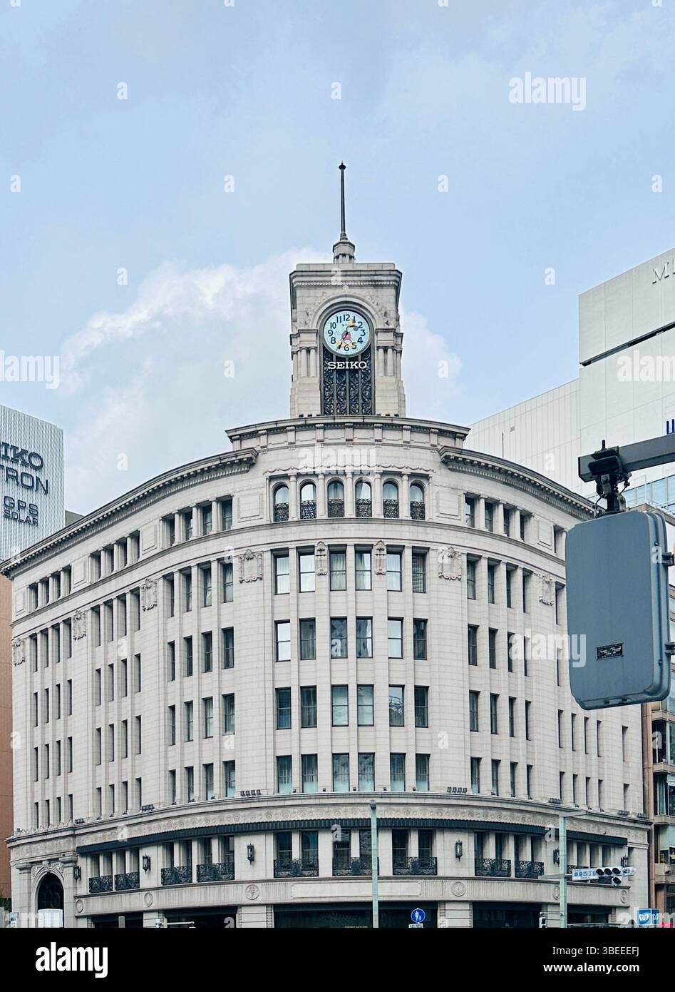 Der legendäre Wako Uhrenturm steht stolz im Herzen von Ginza, Tokio und symbolisiert Tradition und zeitlose Eleganz. - Smartphone-aufgenommenes Stockfoto