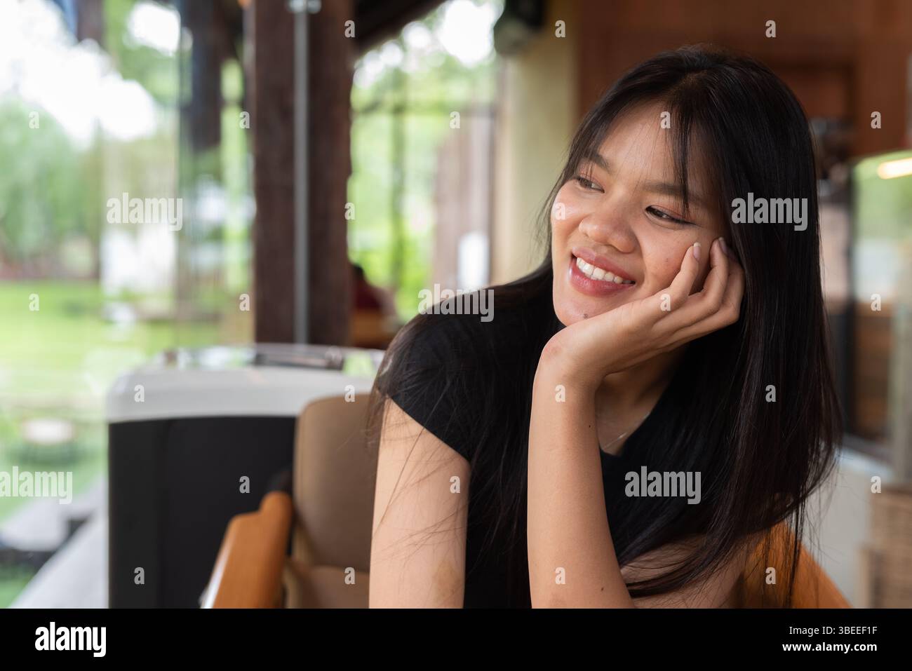 Junge schöne asiatische Studentin im Café Stockfoto