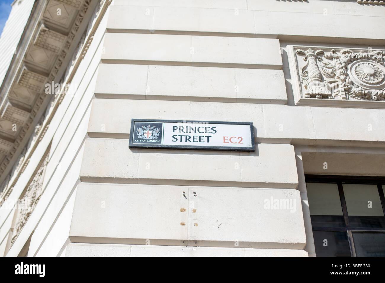 Nahaufnahme des Princes Street-Schilds an einem Gebäude in London. Das Bild zeigt detaillierte architektonische Elemente an der Fassade. Stockfoto