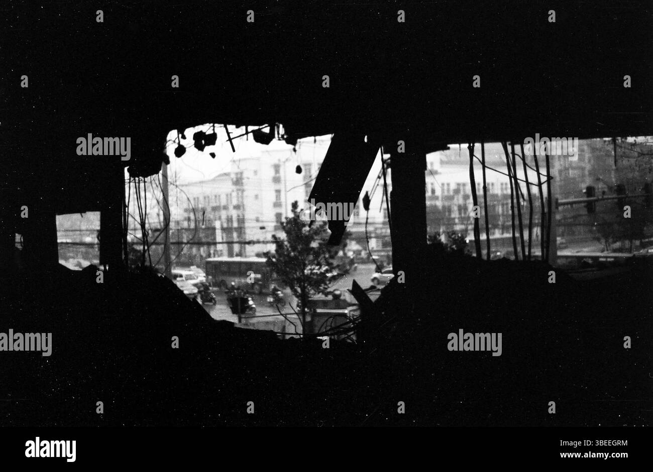 Blick durch ein beschädigtes Gebäude in Hefei, China, zeigt die geschäftige Straße während des großangelegten städtischen Abbruchs für die Immobilienentwicklung Stockfoto