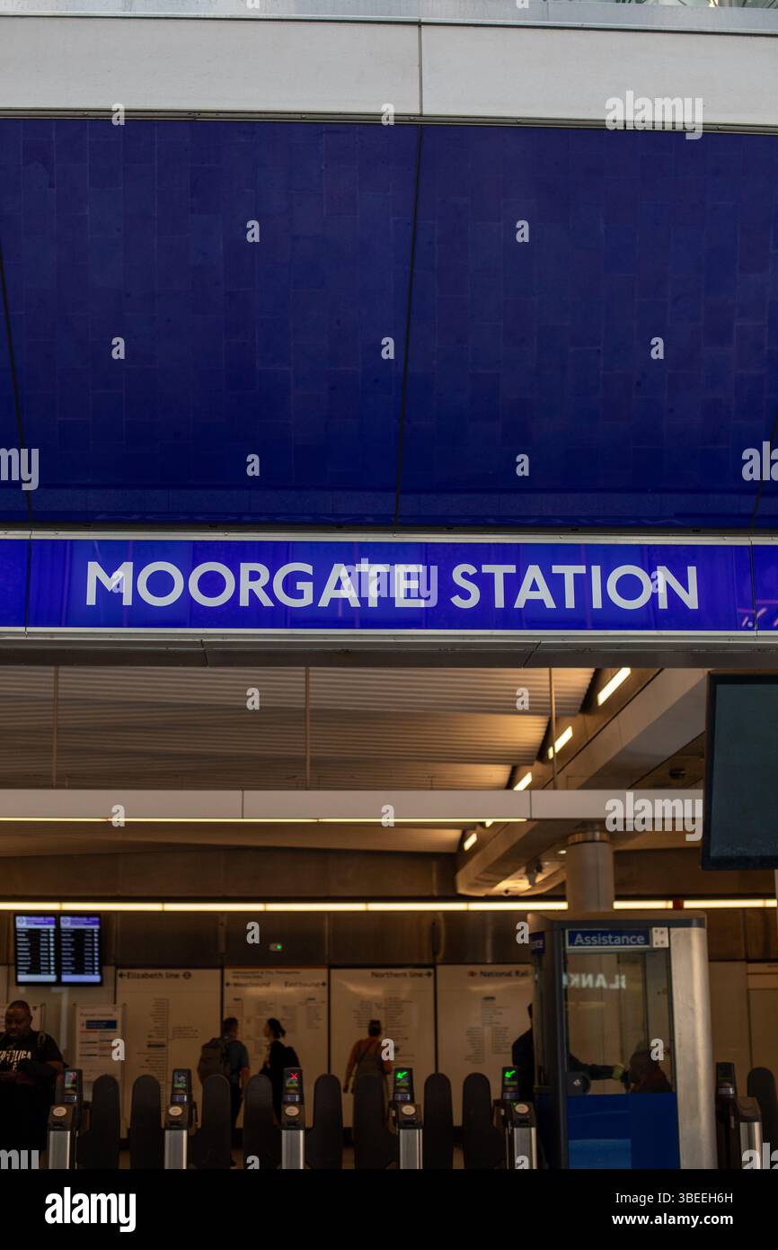 Das Schild zum Eingang der Moorgate Station in London ist gut sichtbar über den Fahrkartenbarrieren angebracht. Stockfoto