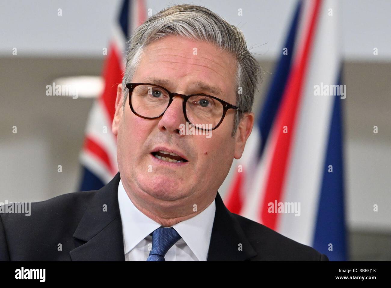Dateifoto vom 22./05/25 von Premierminister Sir Keir Starmer spricht vor den Medien im Strategic Command Headquarters in Northwood, Greater London. Nigel Farages "Fantasy"-Ökonomie wird zu einem wirtschaftlichen Zusammenbruch im Stil von Liz Truss führen, warnt Sir Keir Starmer, nachdem der britische Reformführer die von seiner Partei vorgeschlagene Politik dargelegt hat. Ausgabedatum: Donnerstag, 29. Mai 2025. Stockfoto