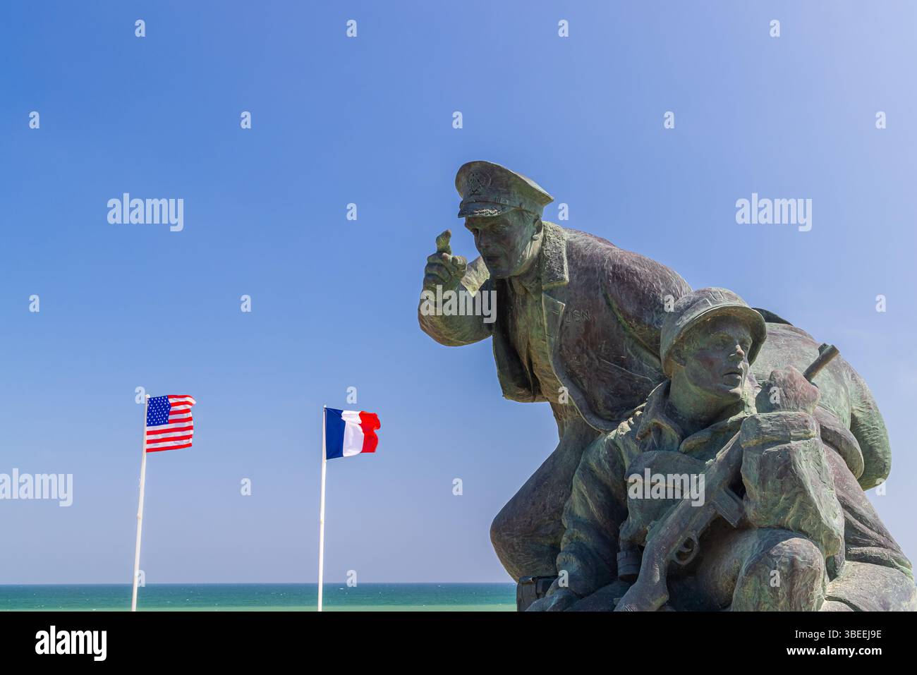 Dies ist eine der dramatischeren Gedenkstätten des Zweiten Weltkriegs am Utah Beach. Es liegt auf einem hohen Punkt über den Dünen und dem Strand und zollt der US Nav Tribut Stockfoto