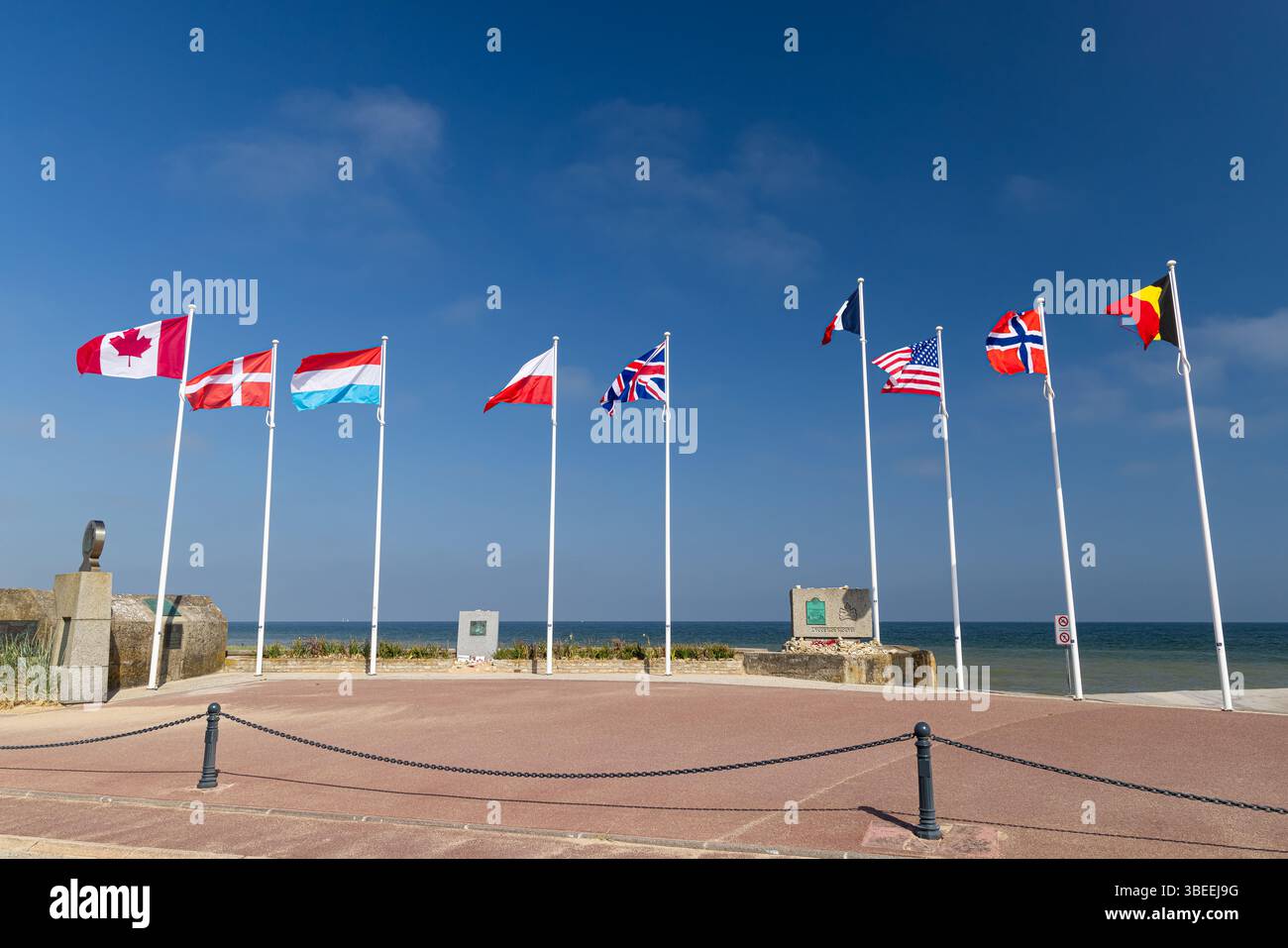 Flaggen winken an der Juno Beach Memorial Site, an der kanadischen Militärlandung während des D-Day im Jahr 1944. Stockfoto