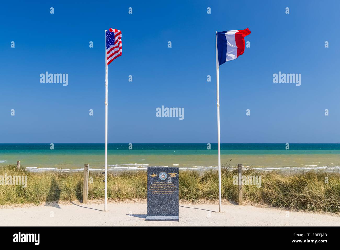 Dies ist eine der dramatischeren Gedenkstätten des Zweiten Weltkriegs am Utah Beach. Es liegt auf einem hohen Punkt über den Dünen und dem Strand und zollt der US Nav Tribut Stockfoto