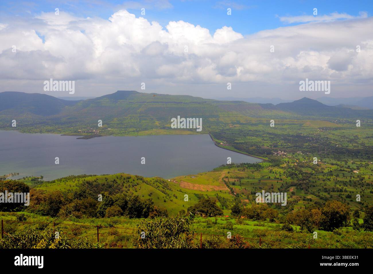 Malerischer Blick auf die Sahyadri Mountains, in der Nähe von Kaas Pathar, einem berühmten Plateau für saisonale Wildblumen, in der Nähe von Satara, Maharashtra, Indien Stockfoto