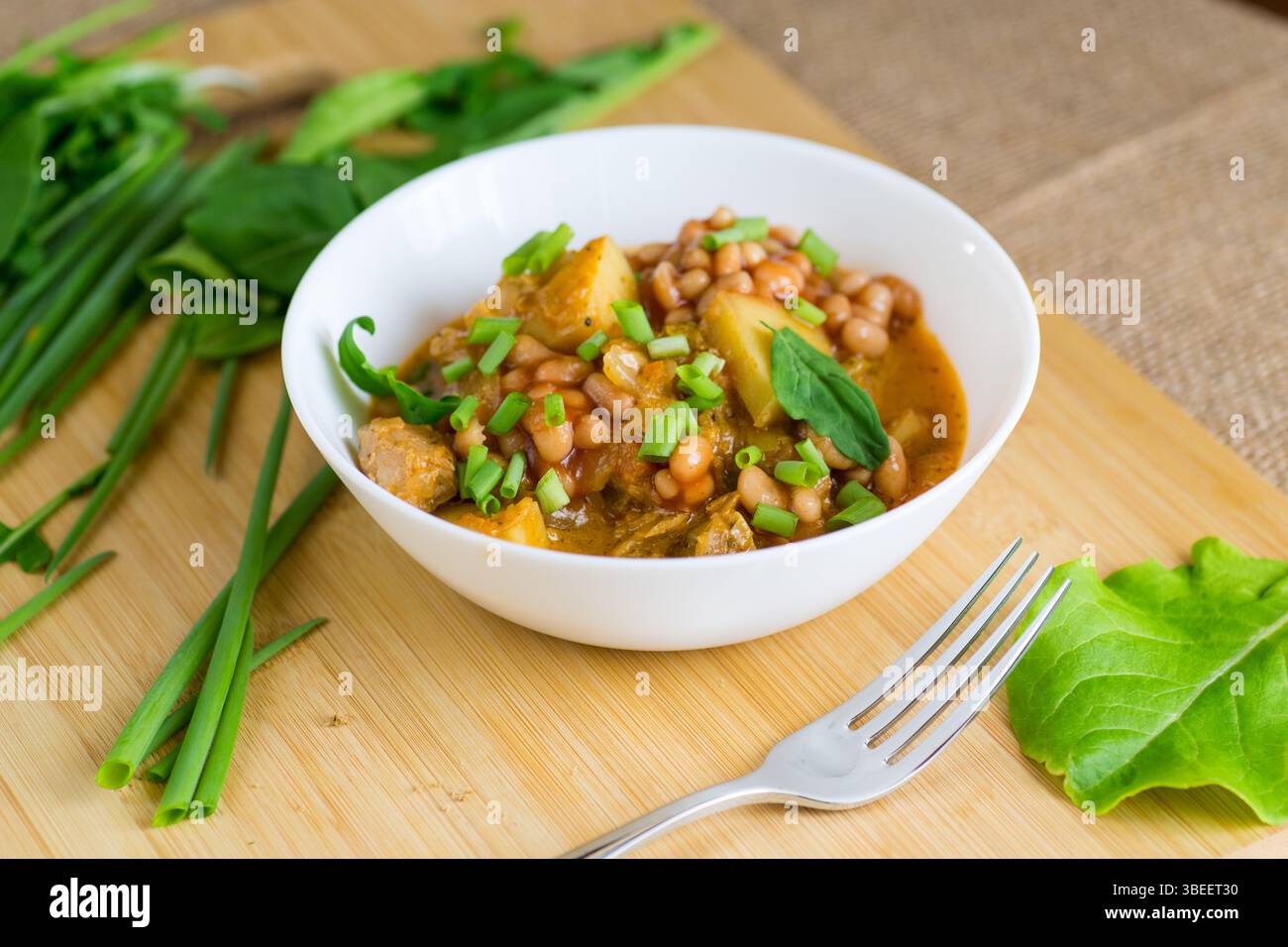 Traditioneller Eintopf mit Bohnen und Fleisch in einer Landküche. Stockfoto