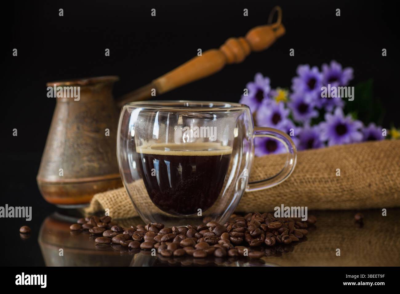 Klassischer Espresso in einem doppelwandigen Glas. Stockfoto