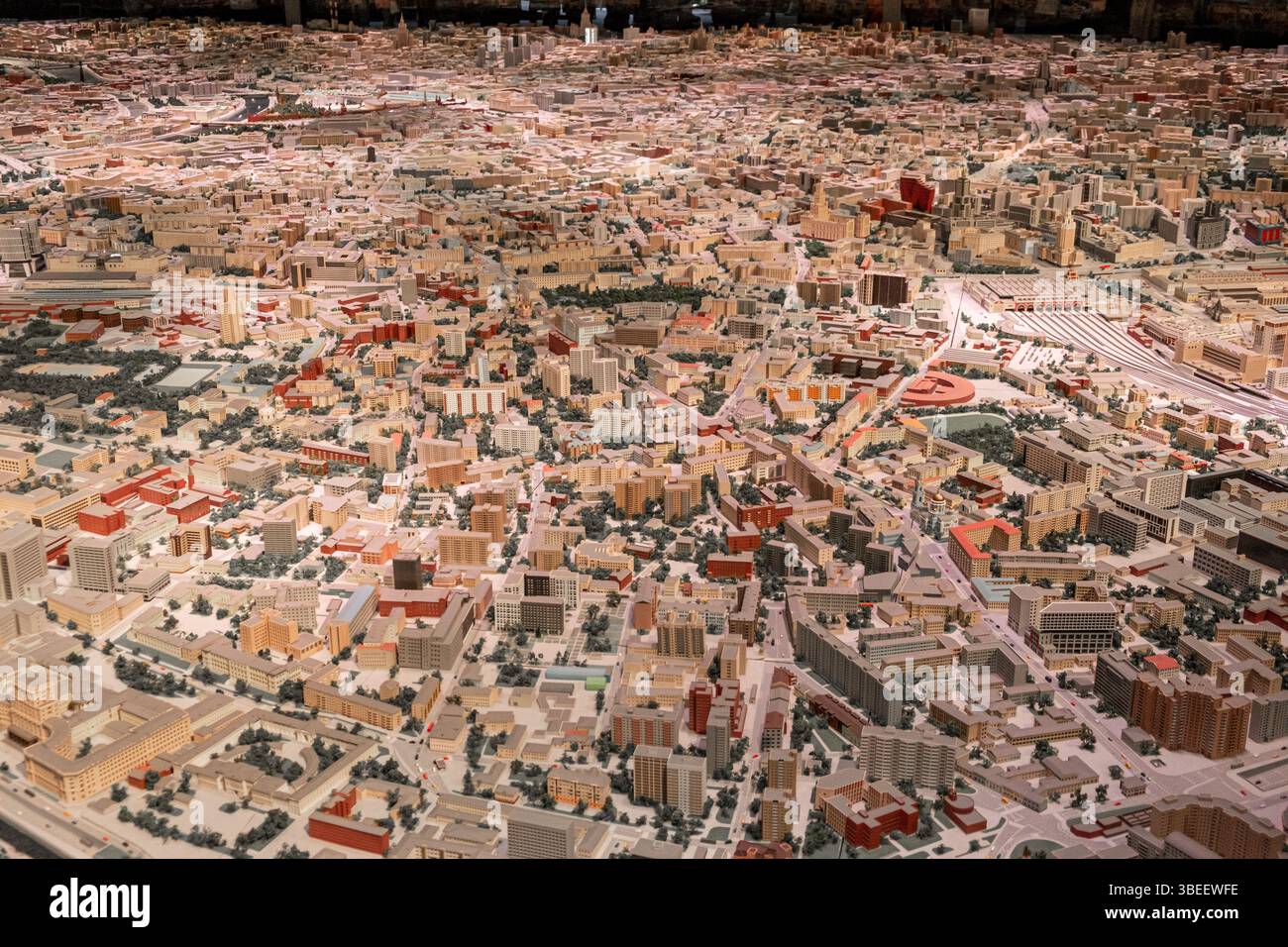 Miniaturmodell von Moskau zeigt komplexe Stadtgestaltung und Architektur mit bemerkenswerten Wahrzeichen in einer detaillierten Darstellung Stockfoto