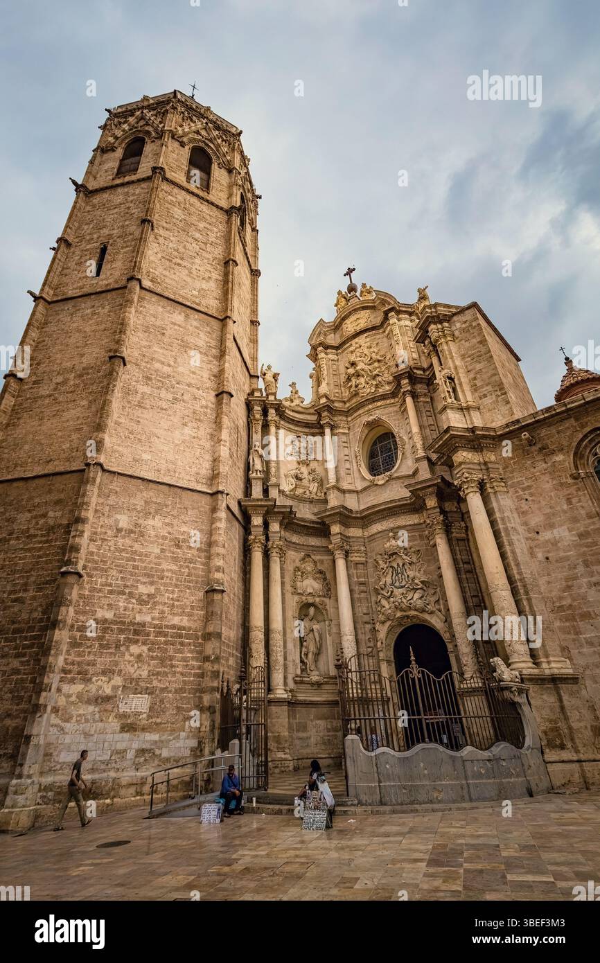 Die Kathedrale von Valencia und der Glockenturm El Miguelete, ein historisches architektonisches Meisterwerk im Herzen von Valencia, Spanien Stockfoto