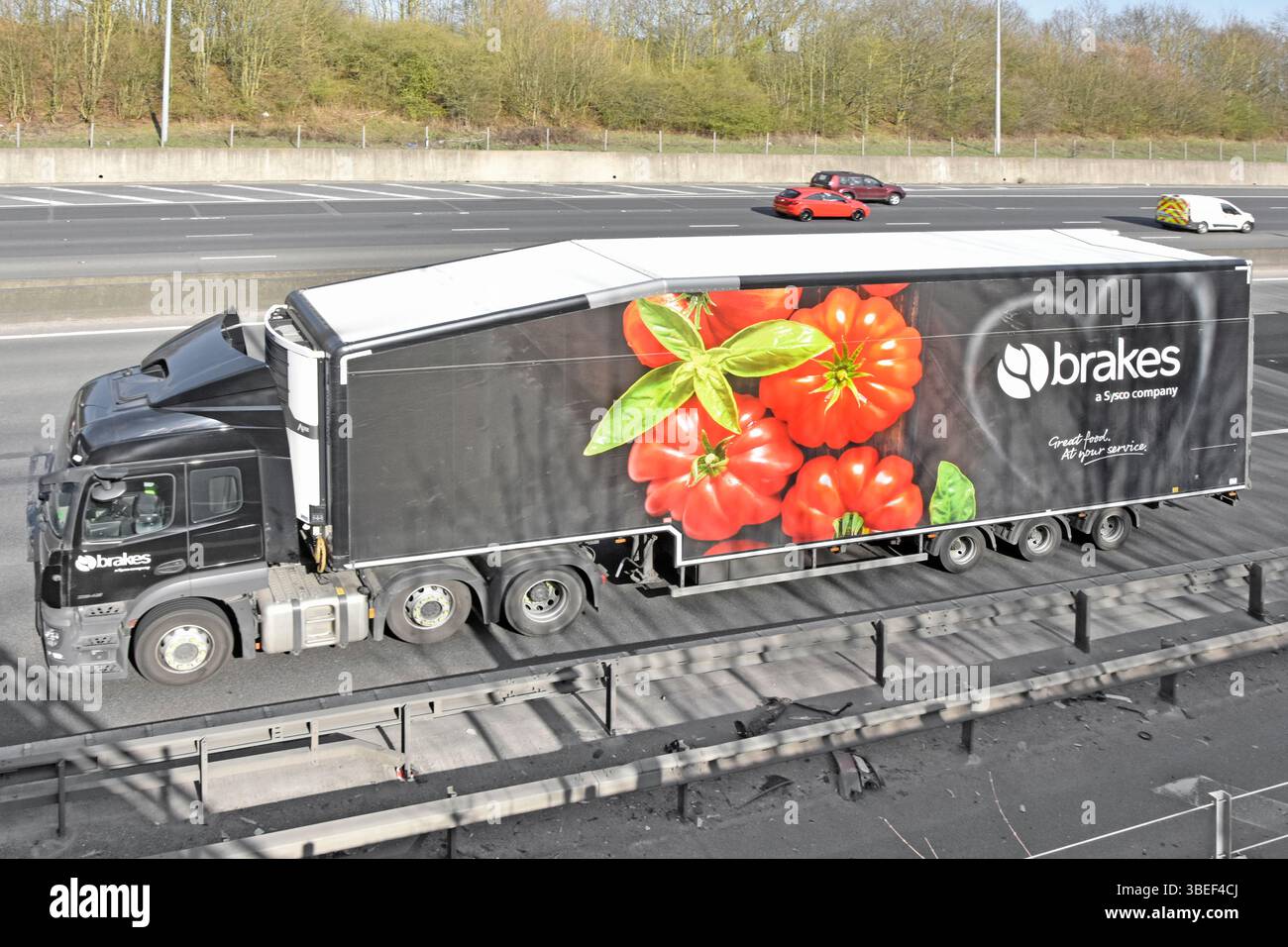 Bremsen Unternehmensname Teil der Firma Sysco beliefert Lebensmittelunternehmen Nahaufnahme langer aerodynamisch geformter LKW-Anhänger M25 Essex England Großbritannien Stockfoto